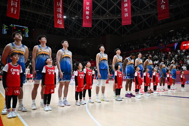 场上充满了